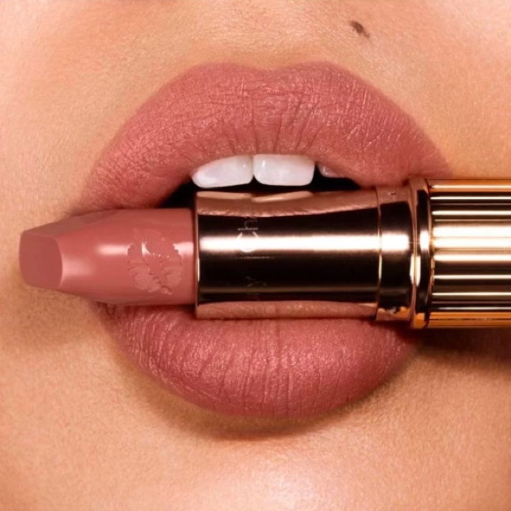 Charlotte Tilbury Lipstick in Super Cindy